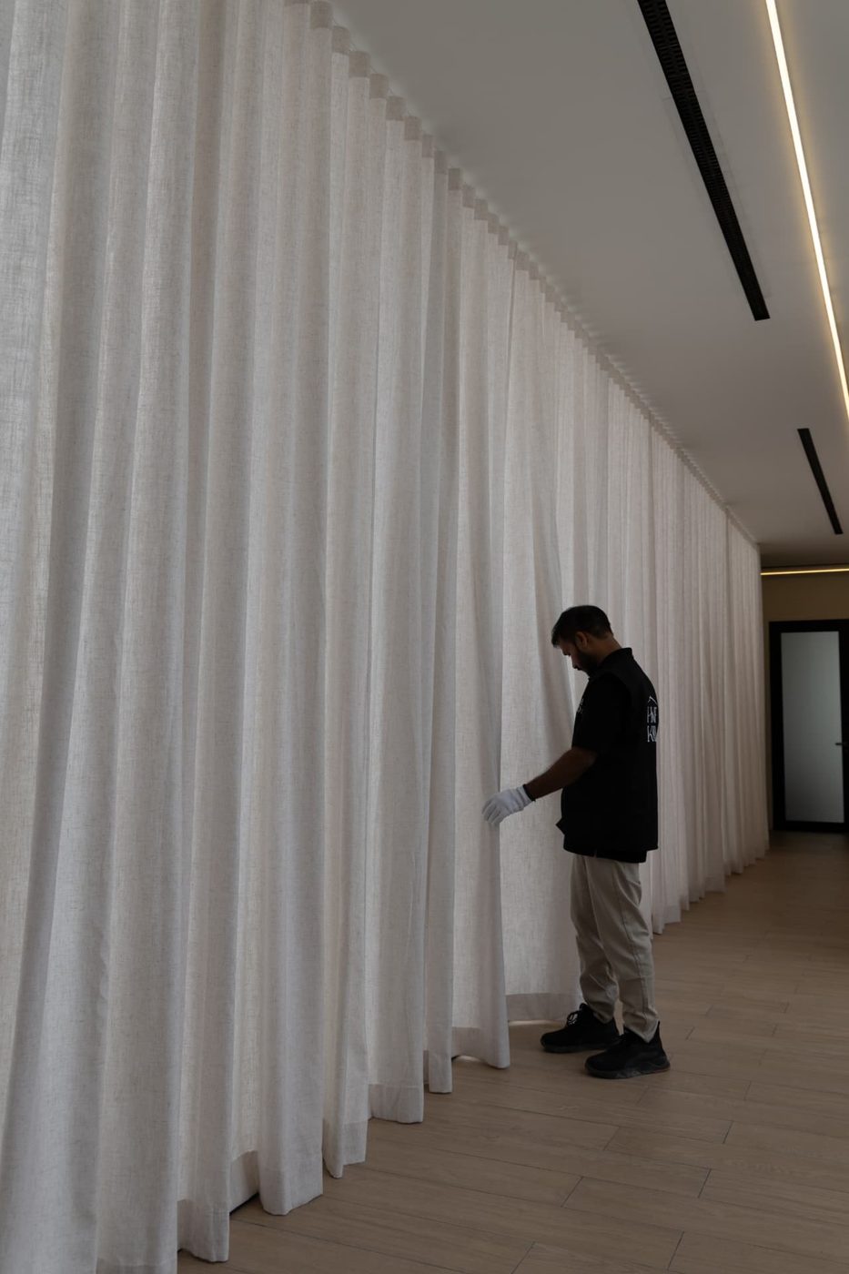Hanging wave curtains